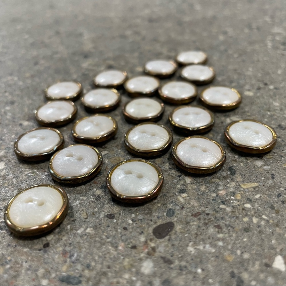 20 piece Vintage Pearl Gold Trim Sewing Buttons Lot - Picture 6 of 10